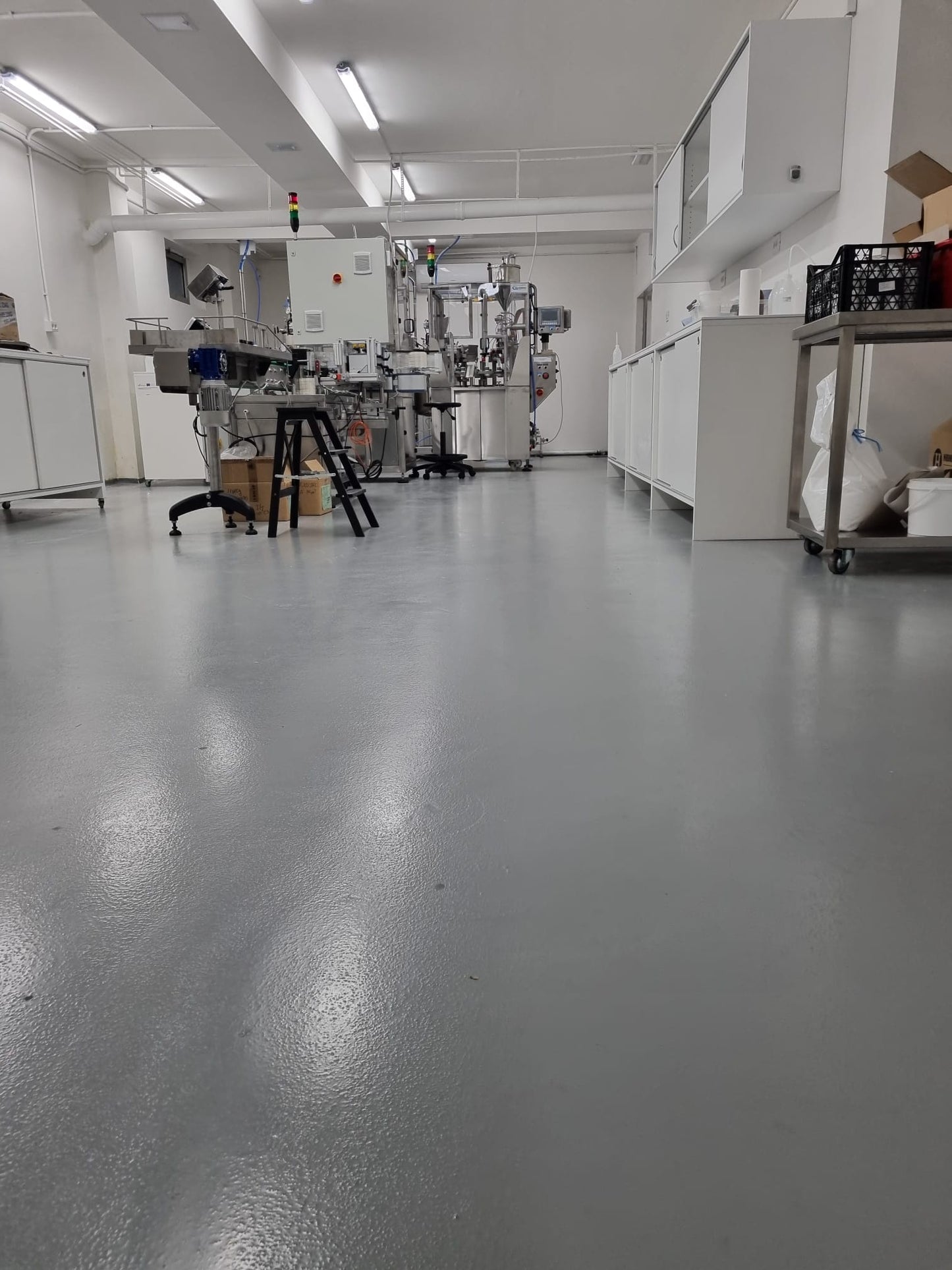 INDUSTRIJSKI EPOKSI POD: 2k Epoksi temeljni + 2k Epoksi i kvarc + 2k Završni sloj - 17€/m2