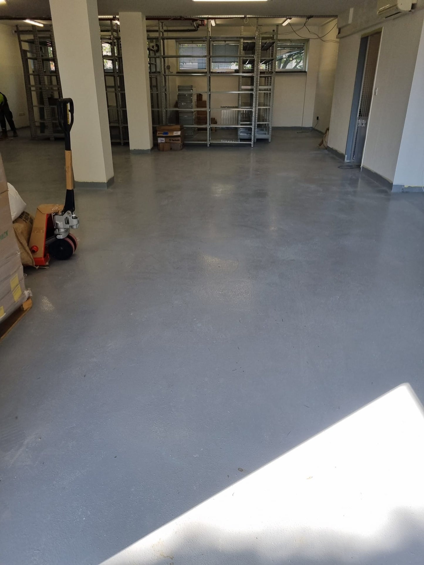 INDUSTRIJSKI EPOKSI POD: 2k Epoksi temeljni + 2k Epoksi i kvarc + 2k Završni sloj - 17€/m2