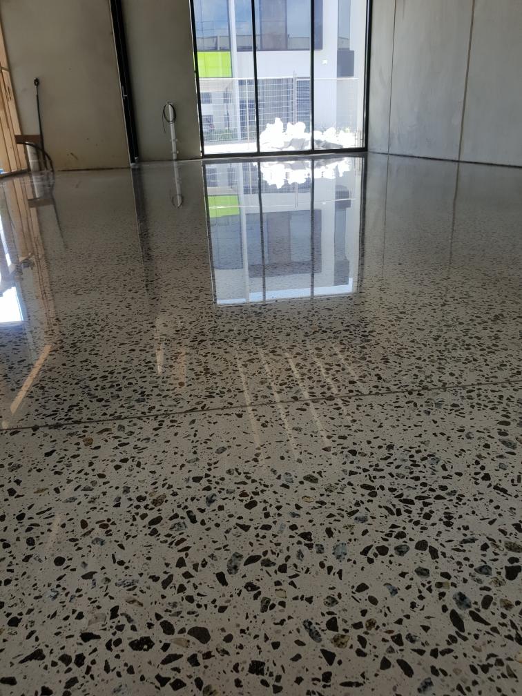 Prozirna impregnacija za beton – izgled „mokre" površine